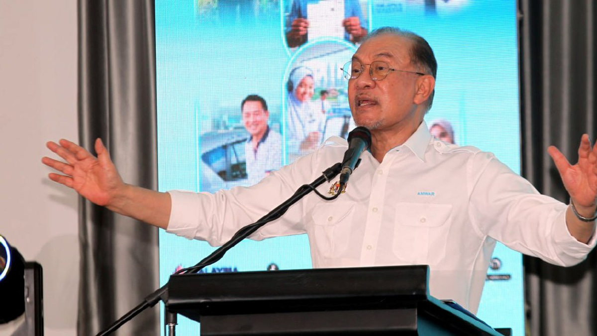 Anwar Deploys Traditional Pantun as Campaign Message on National Unity