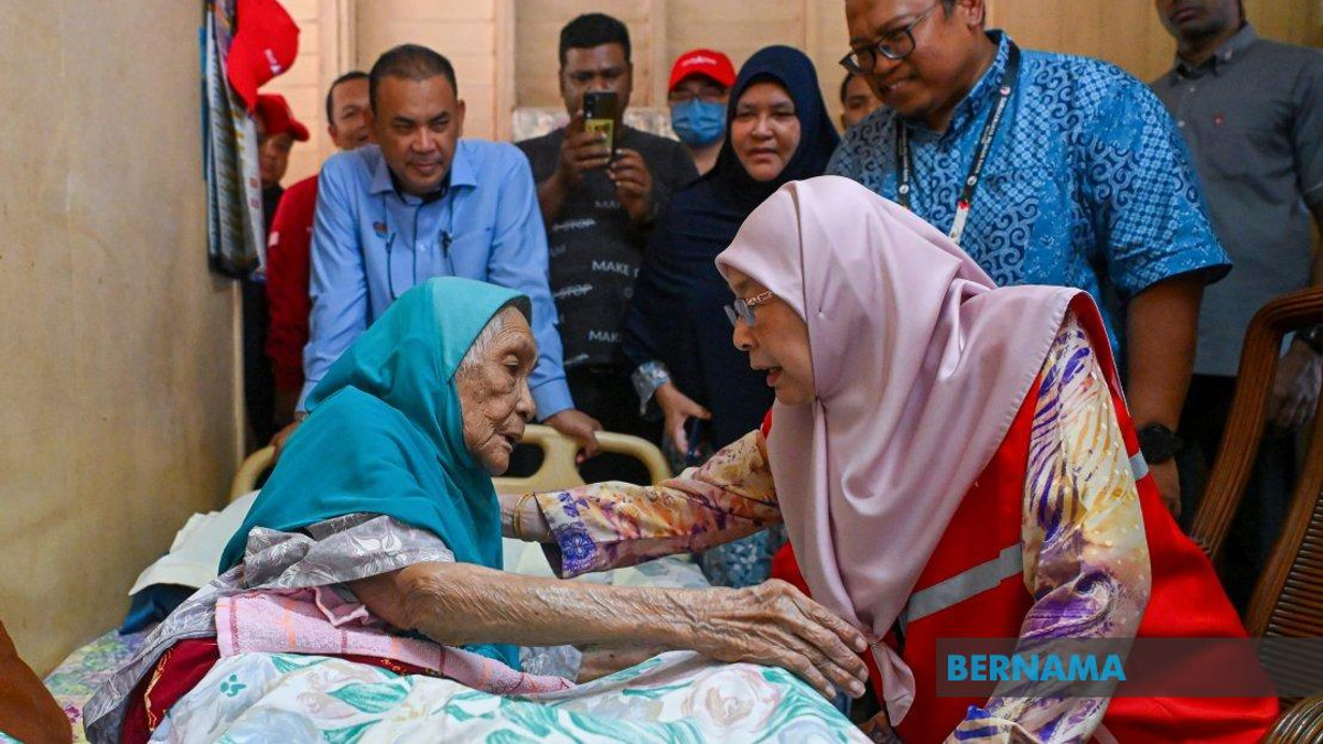 PM's Wife Dr Wan Azizah Reaches Out to Vulnerable Communities in Kuala Pilah Campaign Visit