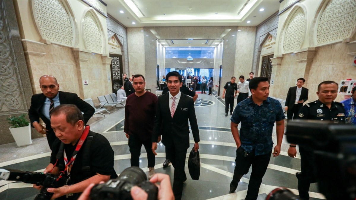 Syed Saddiq and supporters gather at Federal Court for decisive ruling on political future