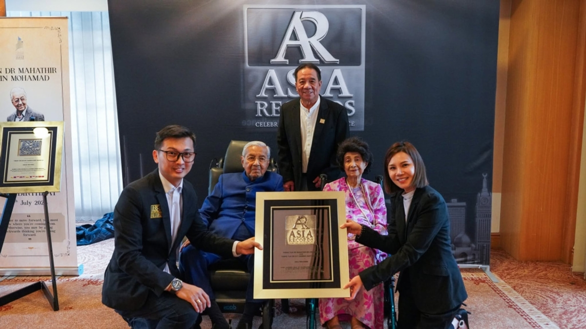 Mahathir and Siti Hasmah Recognised in Guinness Records as Centenarian Couple