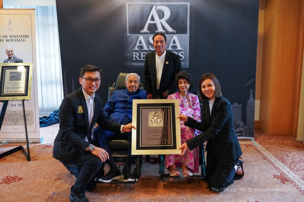 Mahathir and Siti Hasmah Recognised in Guinness Records as Centenarian Couple