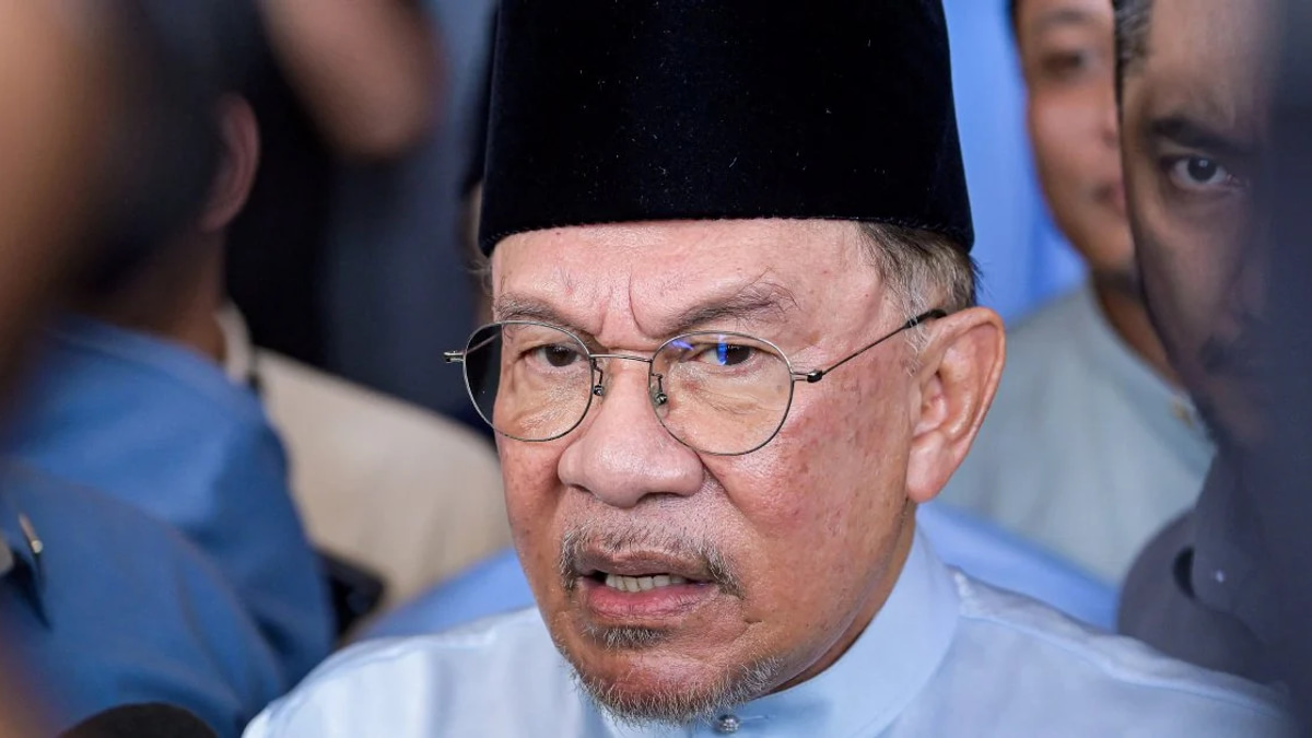 Anwar Denies Orders to Keep Onn Hafiz Away from Felda Event