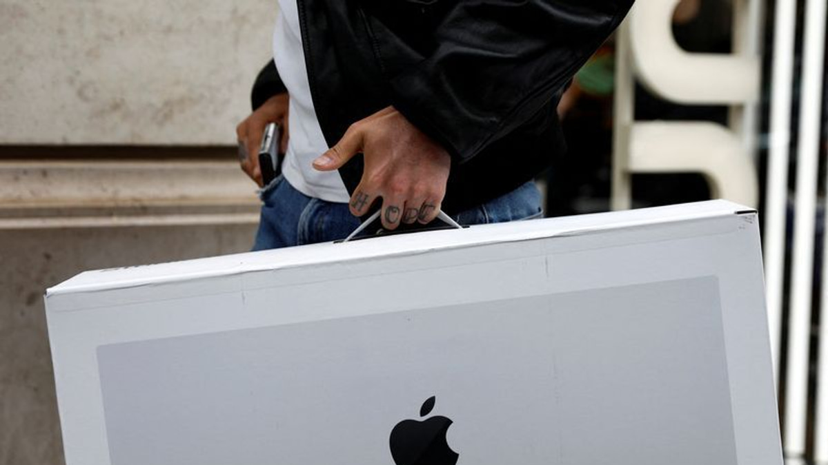 Apple Reclaims Top Spot as World's Most Valuable Company, Signalling Shift in AI Investment Strategy