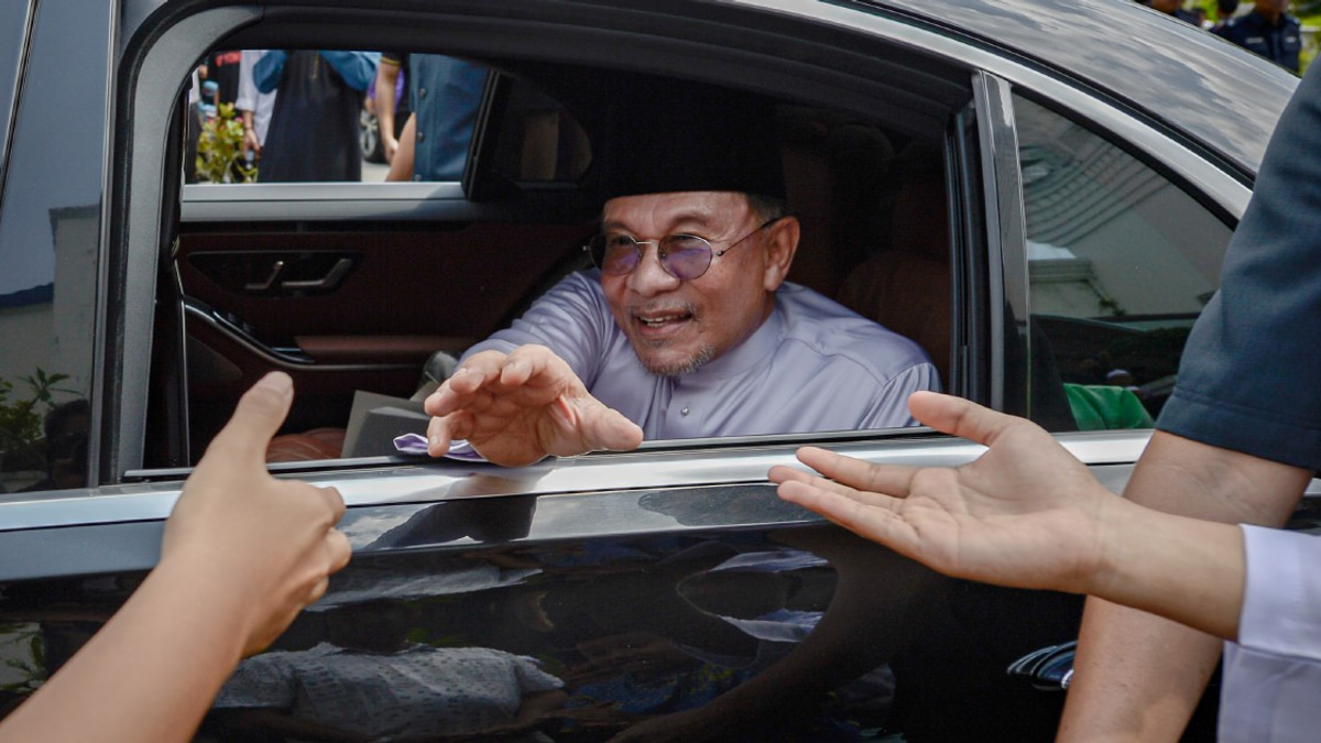 Anwar Campaigns in Negri Sembilan as Pakatan Harapan Steps Up Election Drive