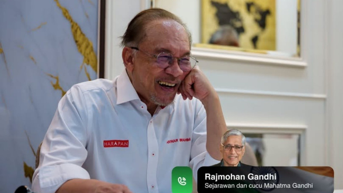 PM Anwar Invites Mahatma Gandhi's Grandson to Share Vision on Democracy and Leadership