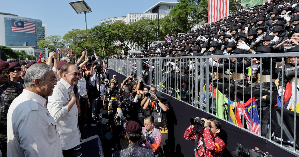 Anwar Engages Warmly with Public Following National Day Celebrations at Putrajaya