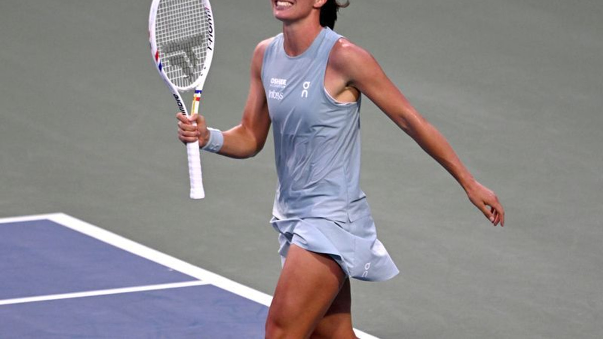 Swiatek Powers Past Shnaider to Reach Canadian Open Semi-Finals