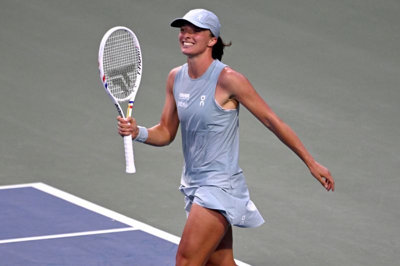 Swiatek Powers Past Shnaider to Reach Canadian Open Semi-Finals