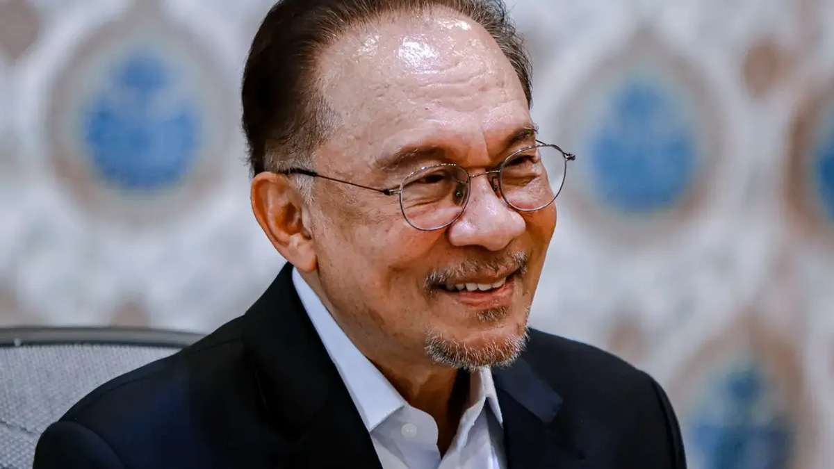 PM Anwar maintains strong public backing with 52% approval rating