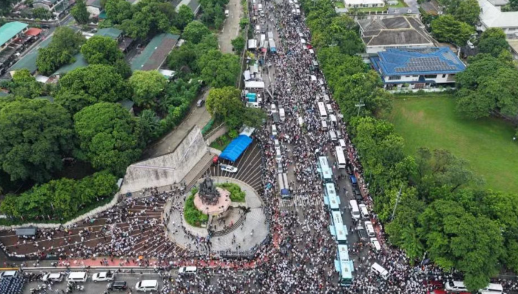 Thousands of Filipino Church Members Rally Against Senator's Arrest as Duterte Trial Looms