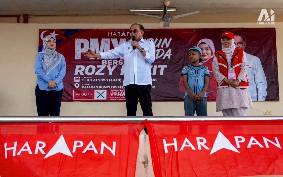 PM Anwar Moved By Nine-Year-Old's Journey Through Palm Oil Plantation to Meet Him