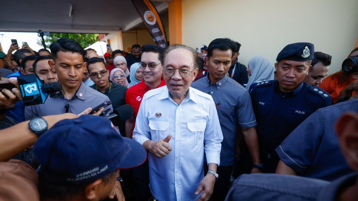 PM Anwar Ibrahim Successfully Undergoes Elective Surgery; Medical Team Maintains Close Monitoring