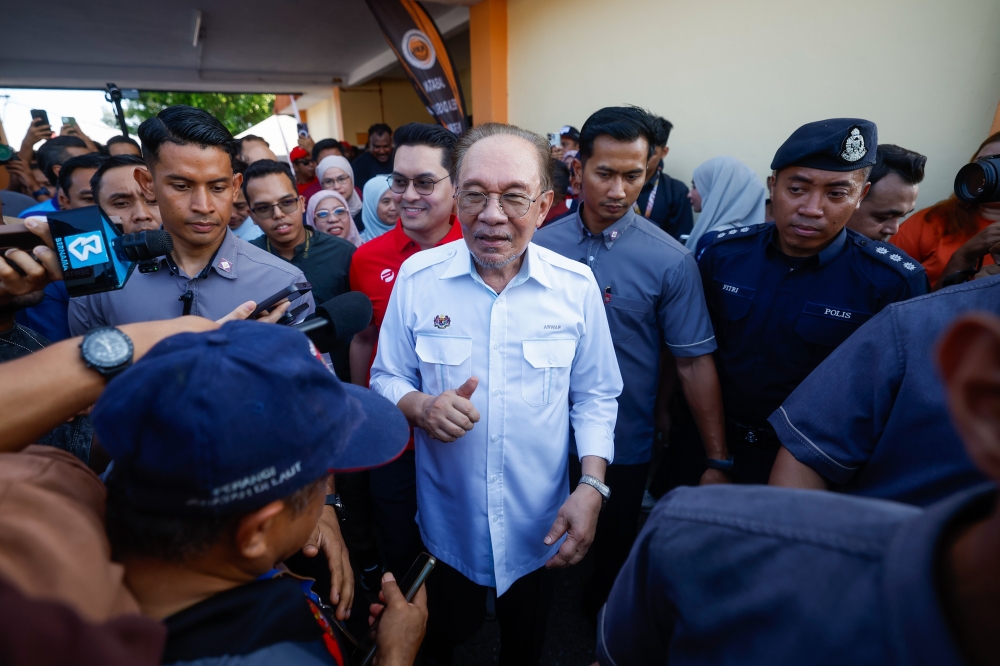 PM Anwar Ibrahim Successfully Undergoes Elective Surgery; Medical Team Maintains Close Monitoring