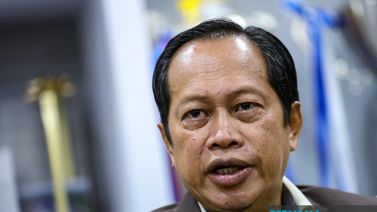 Ahmad Maslan Steps Back from Johor Contest, Focuses on Campaign Support