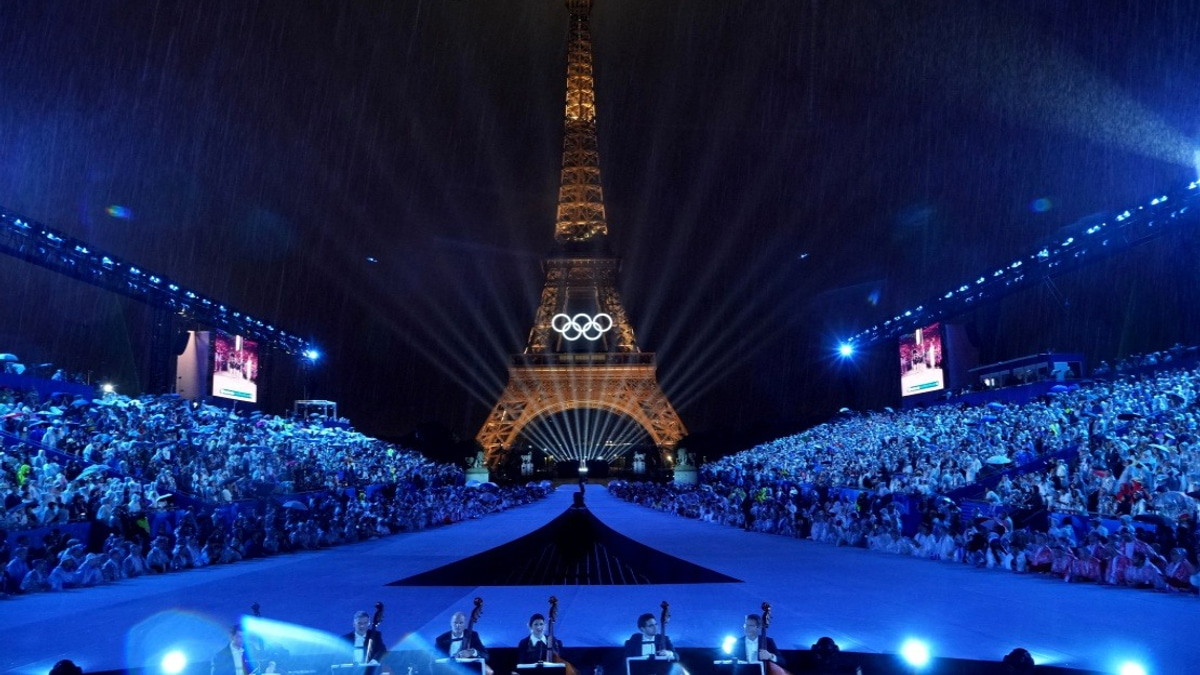 Eiffel Tower, Louvre Shut Early as France Battles Extreme Heat