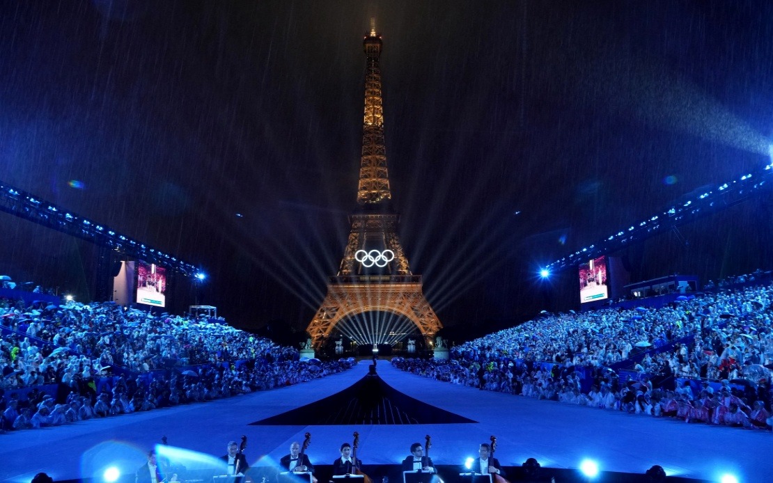Eiffel Tower, Louvre Shut Early as France Battles Extreme Heat