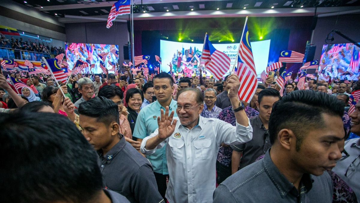 PM Anwar Draws Clear Boundaries for Ministers' Campaign Activities