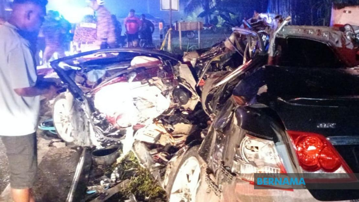 PM Anwar Extends Condolences to Bentong Crash Victims' Families