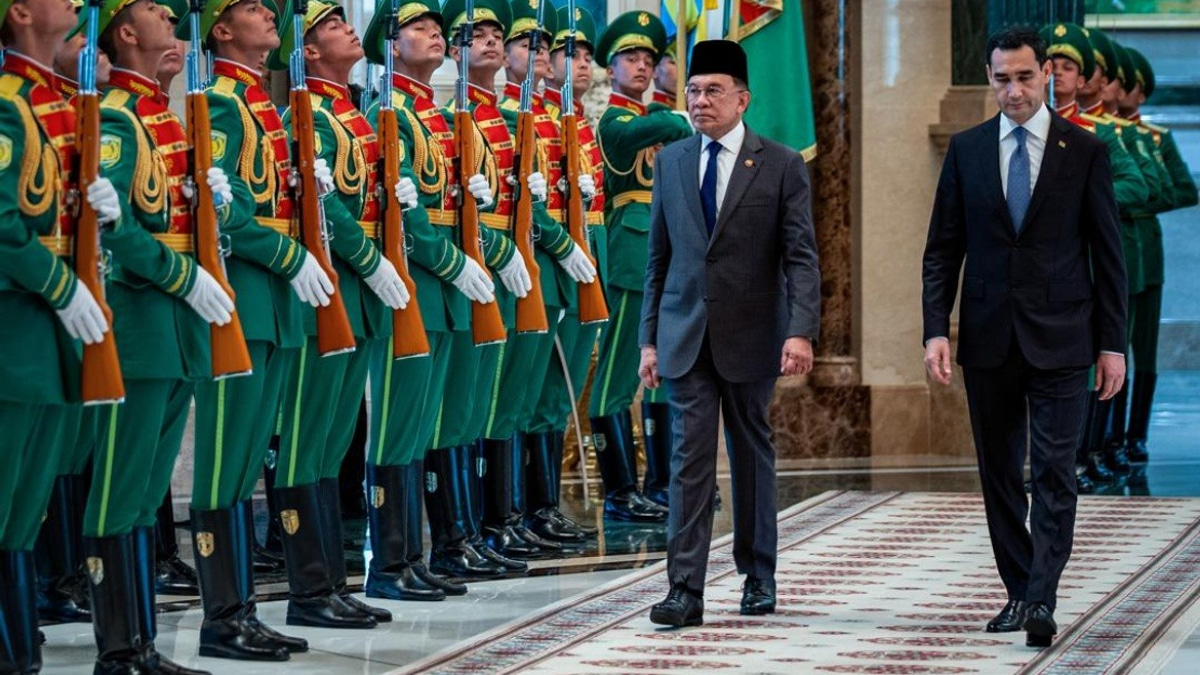 PM Anwar Receives Full Honours at Turkmenistan Presidential Palace