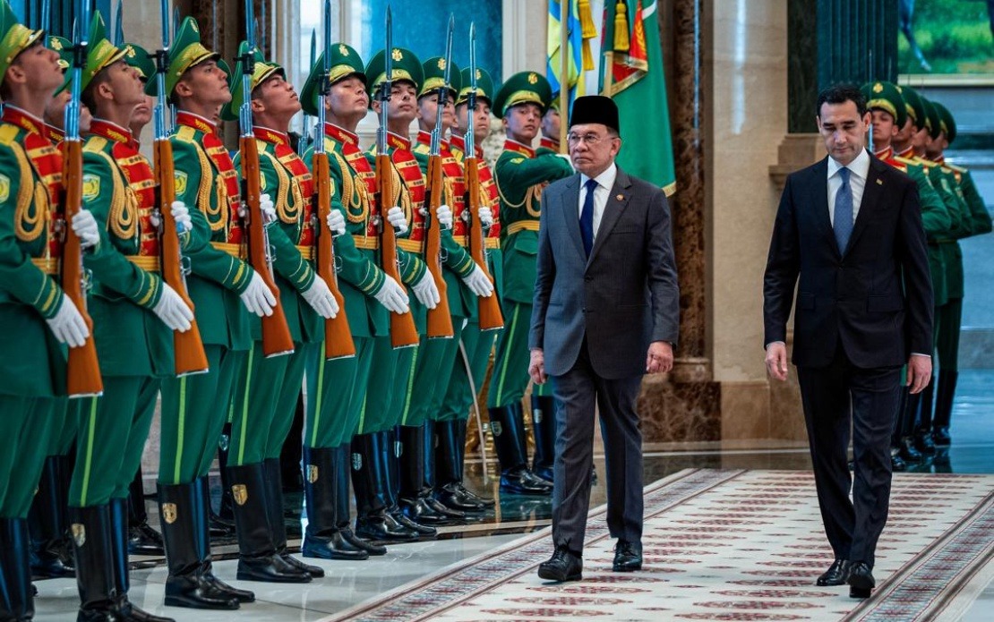PM Anwar Receives Full Honours at Turkmenistan Presidential Palace