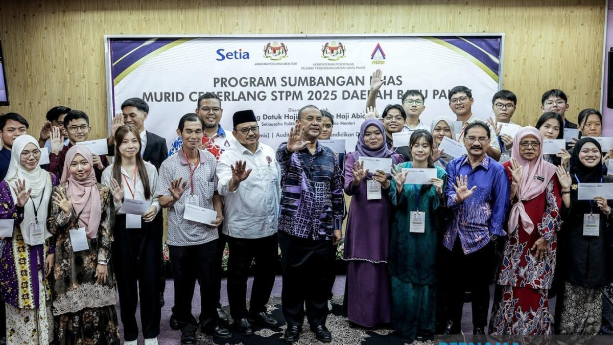 214 Top STPM Students in Batu Pahat Receive PM's Special Recognition Awards