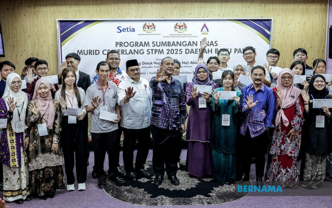 214 Top STPM Students in Batu Pahat Receive PM's Special Recognition Awards