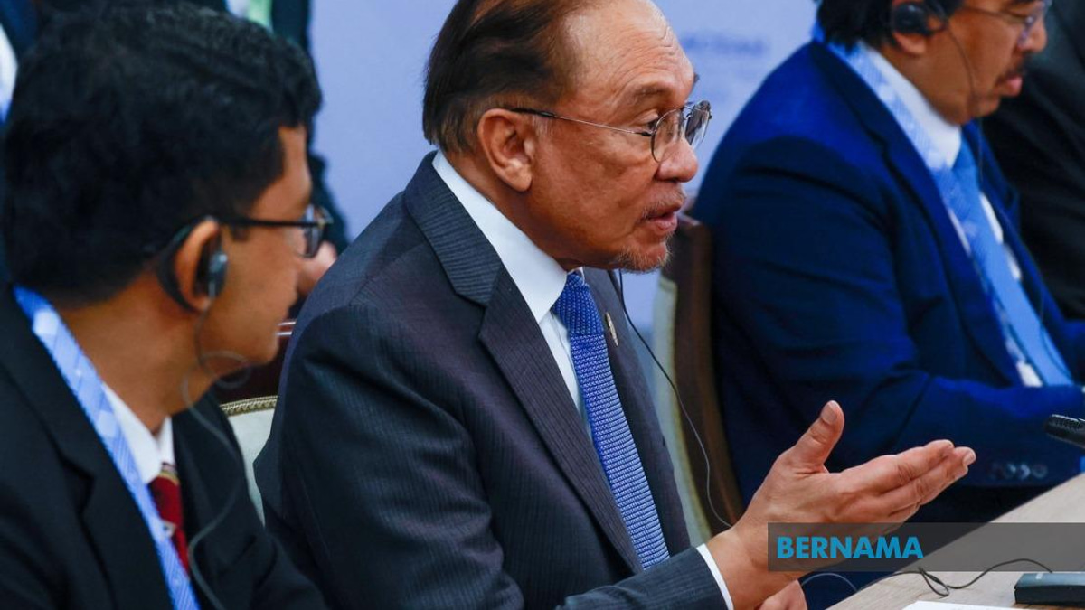 Anwar Praises Russia's Principled Stance on Gaza and Iran Crisis