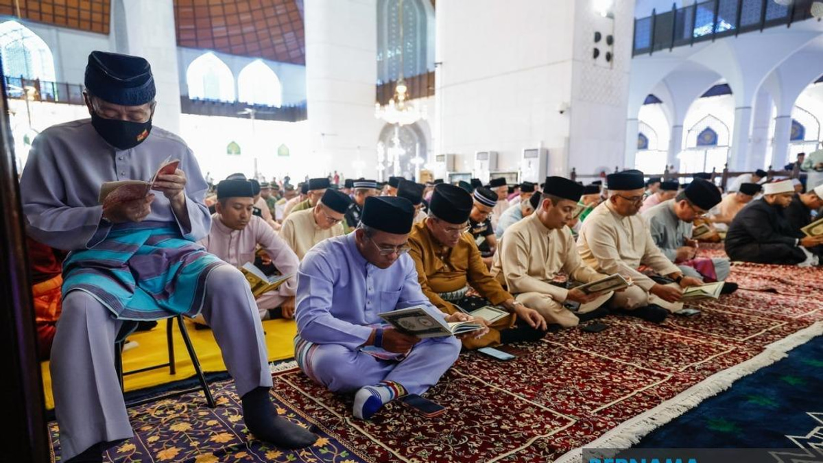 Sultan Sharafuddin Leads Selangor Warriors' Day Observance at Mosque