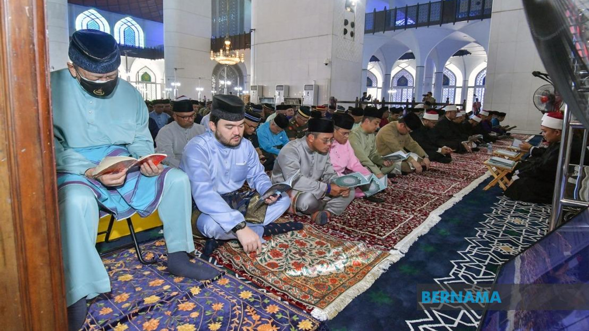Sultan Sharafuddin Leads Pre-Merdeka Prayers at Shah Alam Mosque