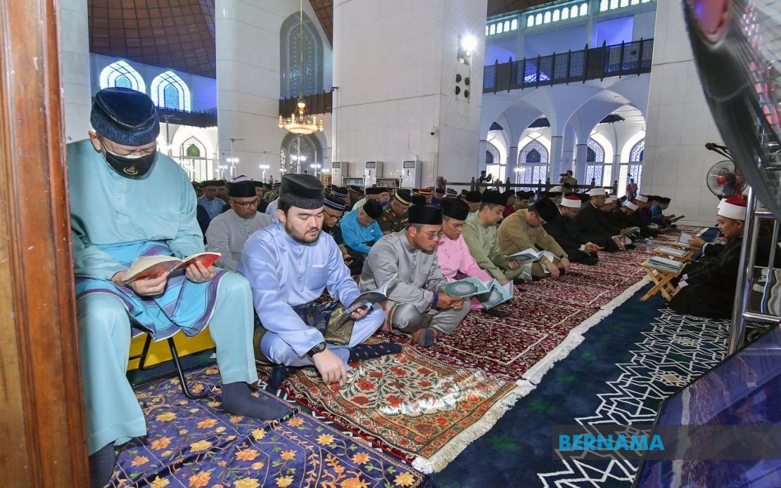 Sultan Sharafuddin Leads Pre-Merdeka Prayers at Shah Alam Mosque