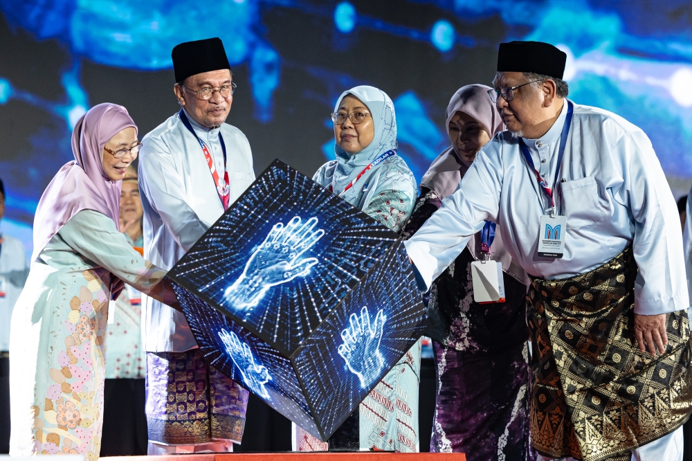 Anwar Defends Budget Allocations for East Malaysia and Opposition States Under Madani Administration