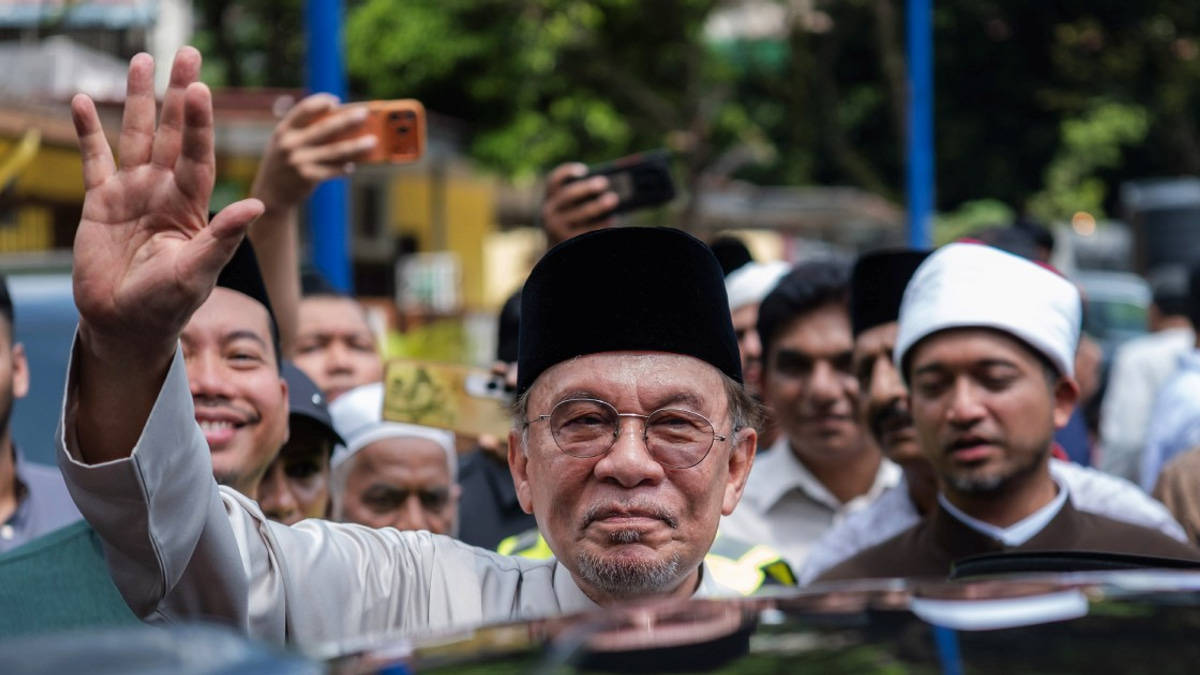 Top leaders converge on Johor as state election campaign reaches fever pitch