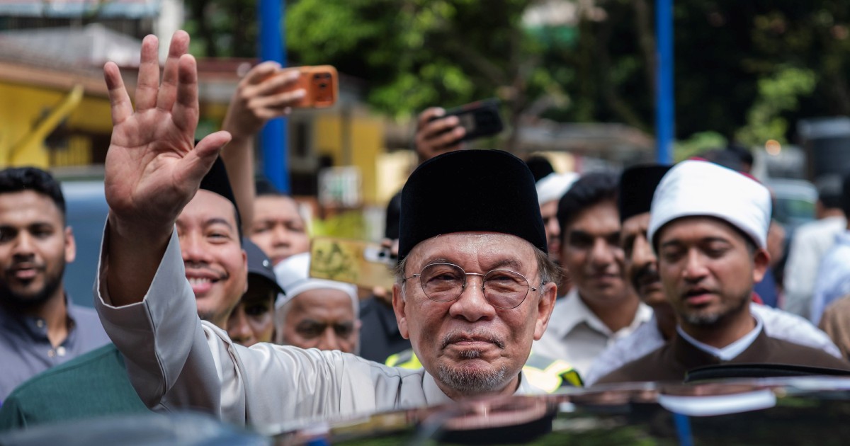 Top leaders converge on Johor as state election campaign reaches fever pitch