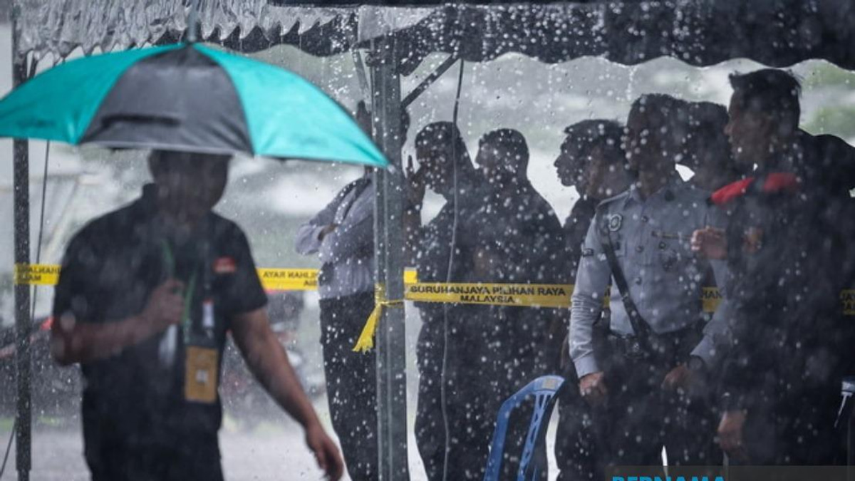 Johor Early Voting Proceeds Smoothly as Police Cast Ballots Despite Heavy Rain