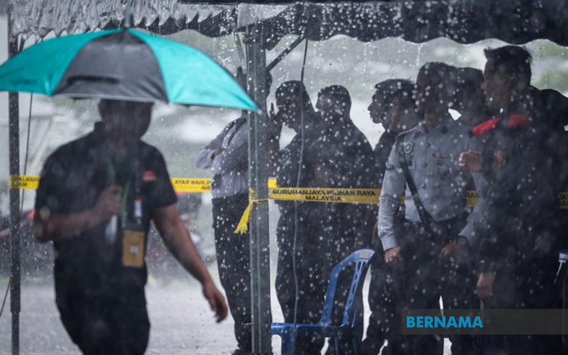 Johor Early Voting Proceeds Smoothly as Police Cast Ballots Despite Heavy Rain