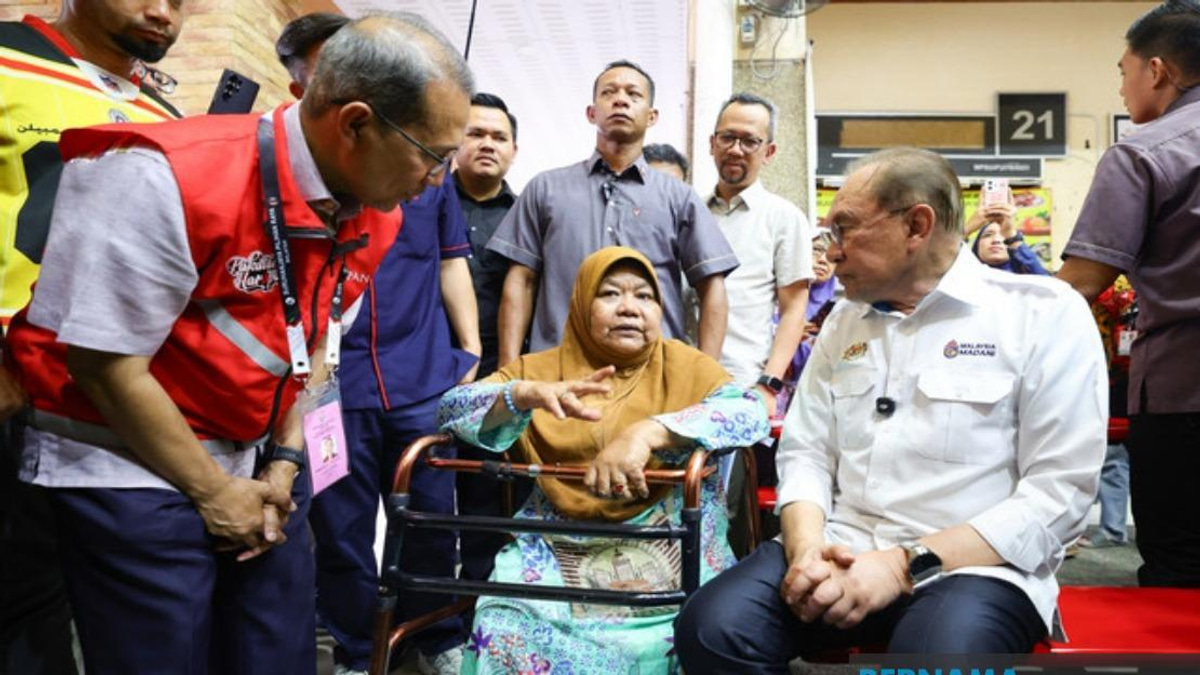 Determined Elderly Woman With Disabilities Rides Through Rain to Meet PM Anwar