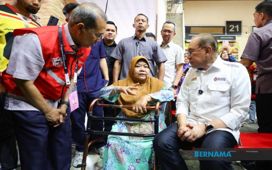 Determined Elderly Woman With Disabilities Rides Through Rain to Meet PM Anwar