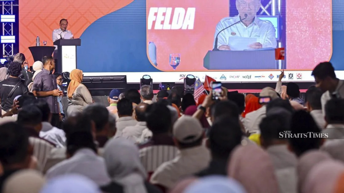 Anwar Calls on Felda to Reverse Course as Debt Reaches RM980 Million