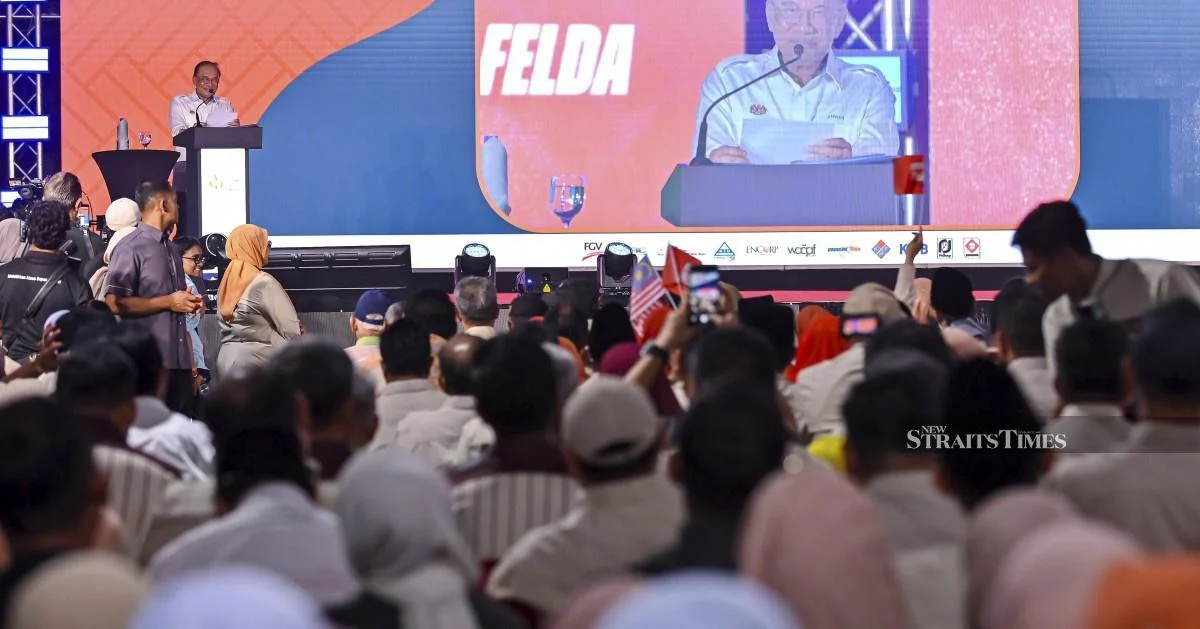 Anwar Calls on Felda to Reverse Course as Debt Reaches RM980 Million