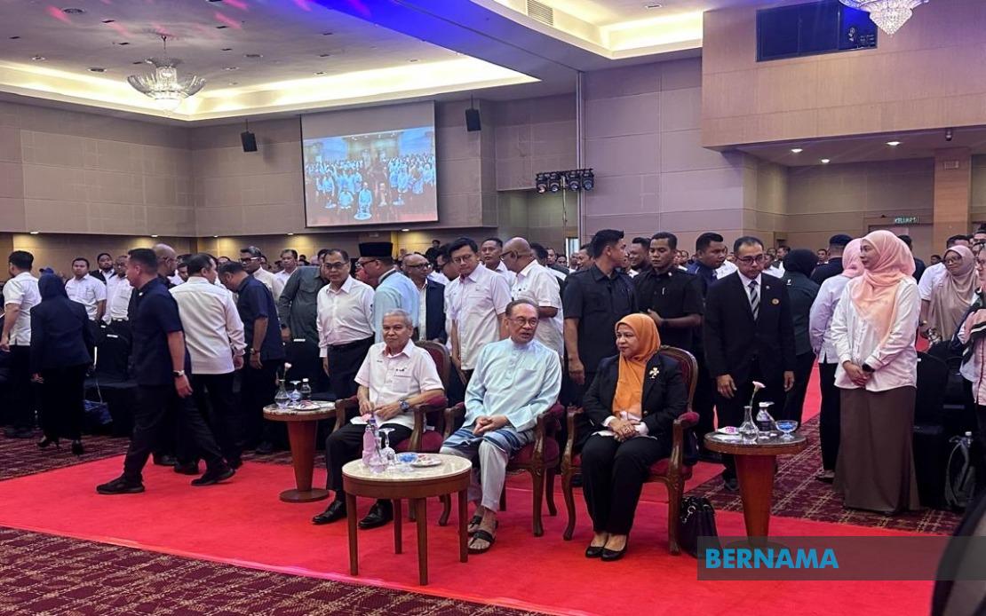 Anwar Awaits FELDA Inquiry Report Before Public Disclosure