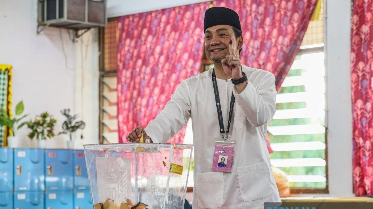 Johor Menteri Besar Onn Hafiz Votes in State Election Battle