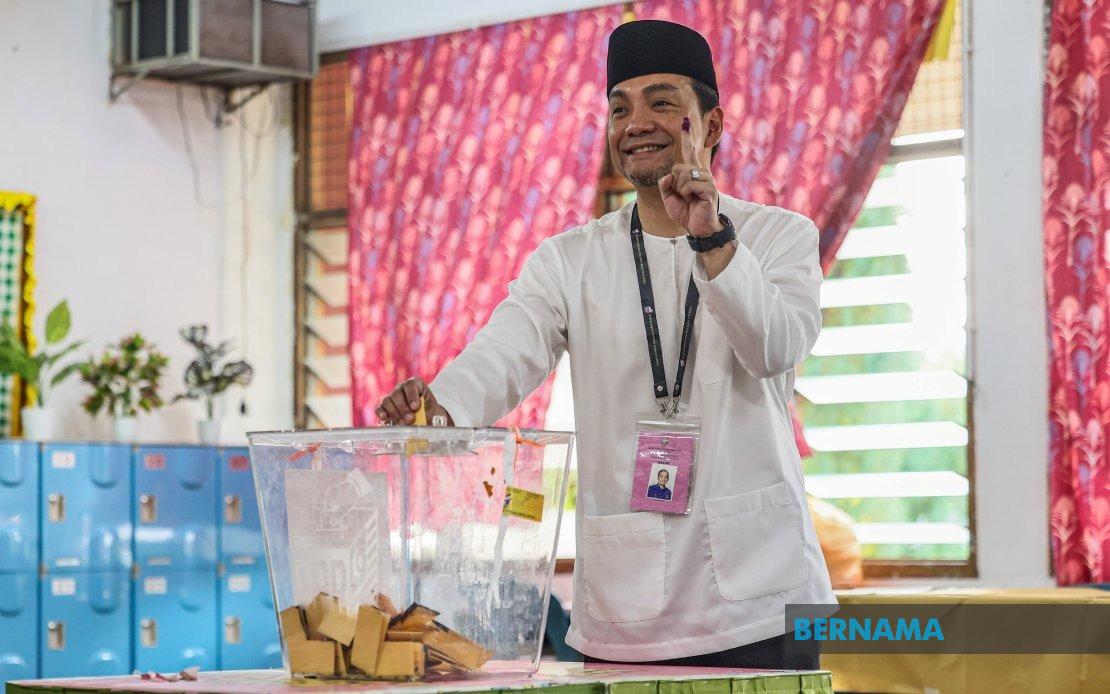Johor Menteri Besar Onn Hafiz Votes in State Election Battle