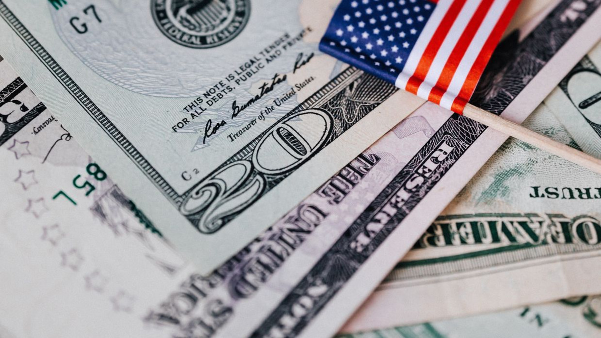 Dollar Slumps on Weak Jobs Data as Fed Rate-Hike Bets Cool