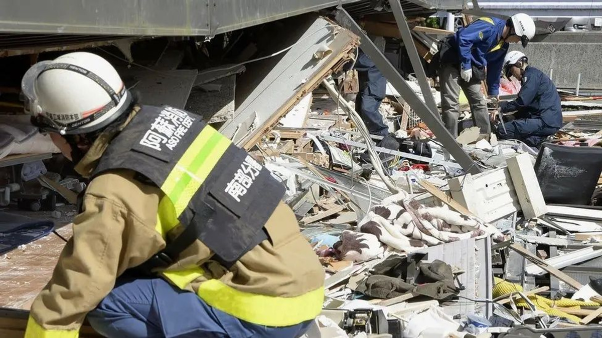 Major explosion at Kumamoto shopping mall traps dozens, follows powerful earthquake
