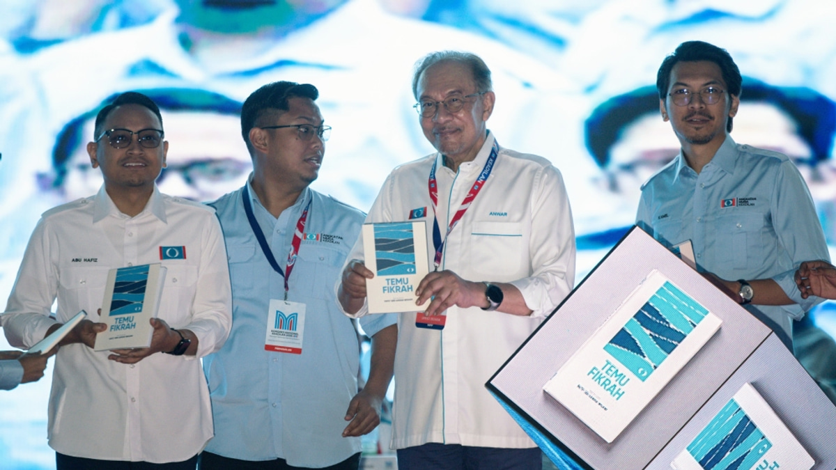 Anwar Unveils PKR Youth's Vision Document on Courage and Creative Governance