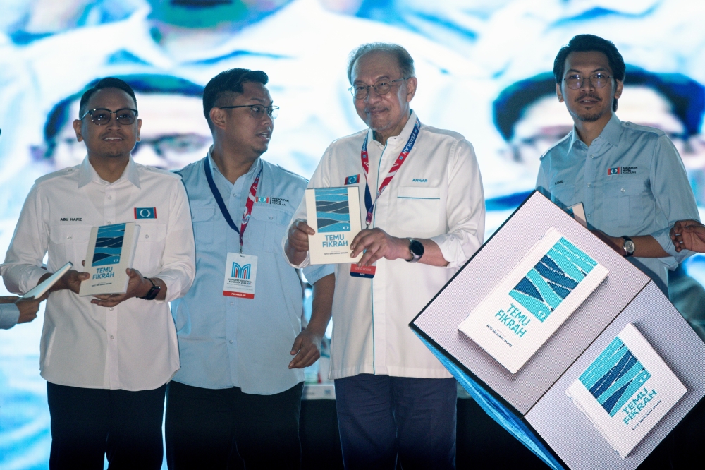 Anwar Unveils PKR Youth's Vision Document on Courage and Creative Governance