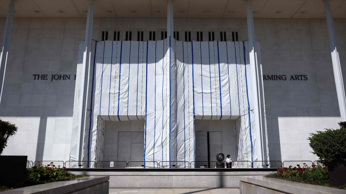 Trump Administration Threatens Kennedy Center Demolition in Naming Dispute