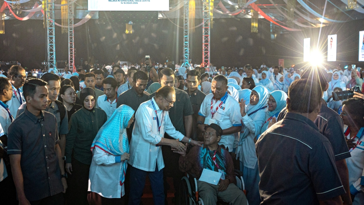 Anwar Urges Pragmatism Over Emotion in Umno Deliberations