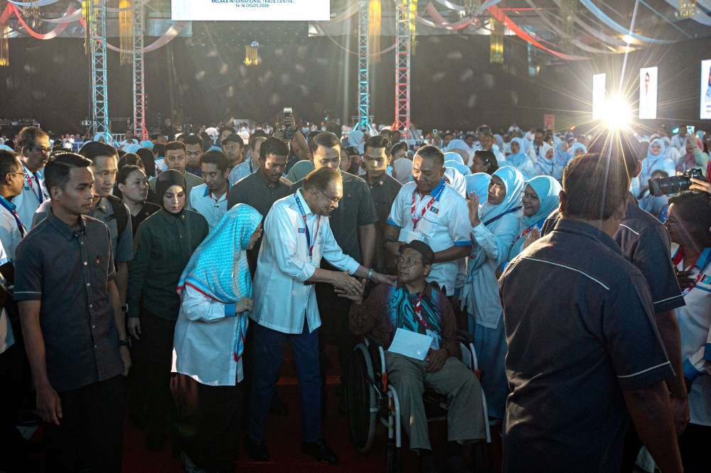 Anwar Urges Pragmatism Over Emotion in Umno Deliberations