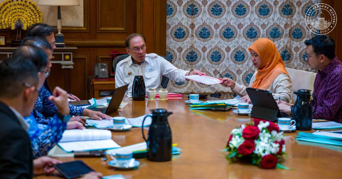 Anwar Pushes for Swift Action on Felda Settlers' Land and Housing Crisis